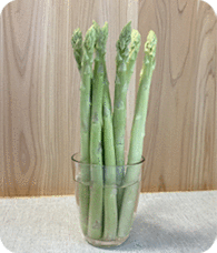 水に活けたアスパラ